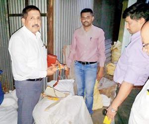 Mumbai: Crime branch raids Lakadabazar godown seizes gutkha worth Rs 25 lakh