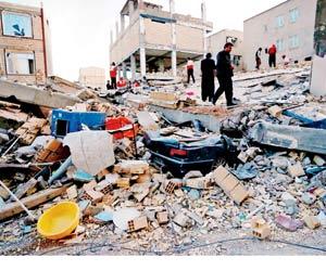 Quake near Iran-Iraq border kills over 400 people across both countries