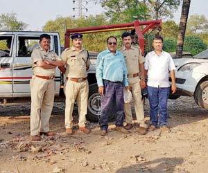State Mangroves Cell seizes vehicles parked on its plot in Malwani