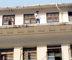 Mumbai: Distressed farmer threatens to jump from Mantralaya building