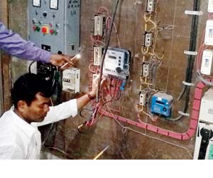 Mumbai: Cops promise to pay Mankhurd residents for power theft