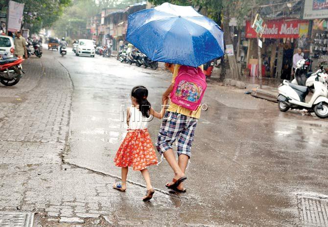The rain took Mumbaikars by surprise this morning, with light showers seen in Bhandup, Powai, Vasai, Panvel and Kalyan. Pics/Datta Kumbhar