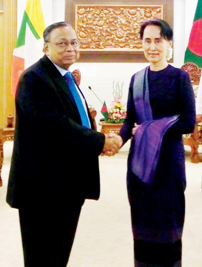 Bangladeshs Foreign Minister A H Mahmood Ali (L) shake hands with Myanmars civilian leader Aung San Suu Kyi. Pic/AFP