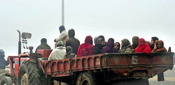 Pakistani residents travel amid heavy smog in Lahore. Pic/AFP
