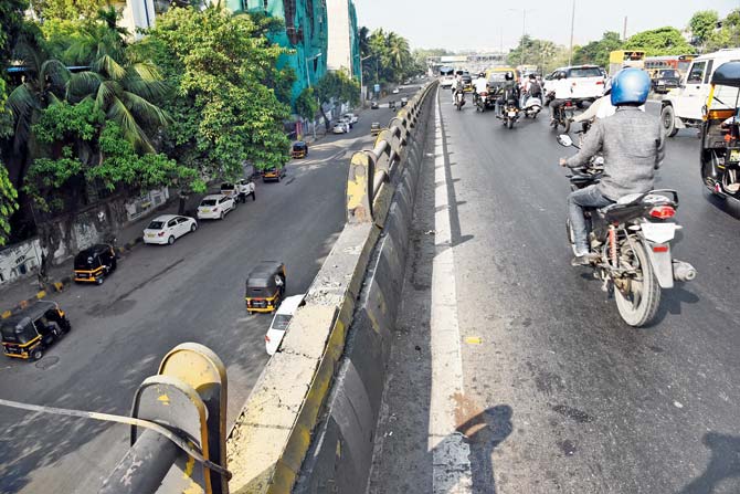 A portion of the safety railing on the north-bound carriageway of the domestic airport flyover near Vile Parle has been missing for over a week. Pic/Shadab Khan