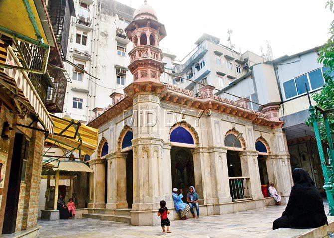 The roughly 200-year-old shrine near CST is dedicated to Pedro Shah Baba, an 18th century porter and Sufi saint. Pics/Atul Kamble