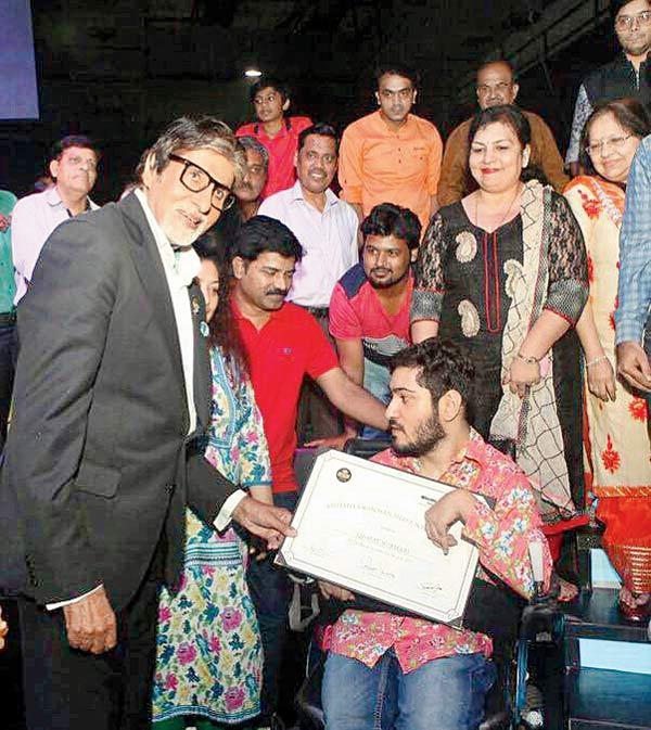 Amitabh Bachchan presenting the award to Qismat Bukhari