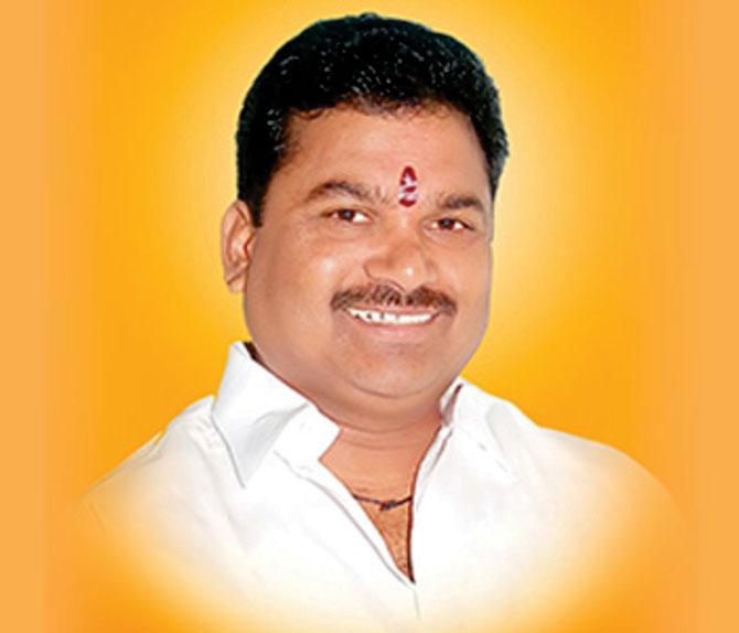 Ram Shinde pees in public