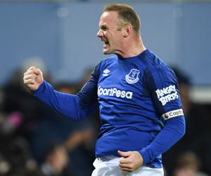 Wayne Rooney's stunning goal from own half sets Twitter on fire