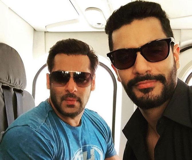 Dabangg 3\' Day 1: Salman Khan starts shooting in \'Chulbul Pandey\' avatar  with sunglasses hanging at the back of his shirt, poses with Prabhu Deva on  Indore sets!