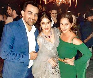 Zaheer Khan, Sagarika Ghatge get a candid photo with Sania Mirza at their party