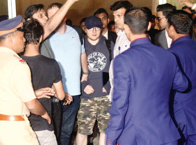 Ed Sheeran arrives at the Mumbai airport on Friday evening. Pic/ Satej Shinde
