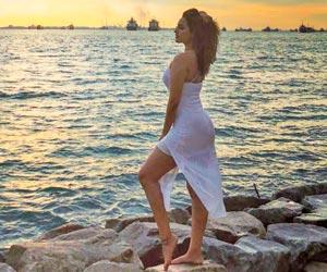 Sonakshi Sinha shows off her sexy figure in this breathtaking photo