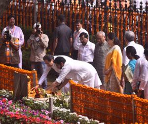 Bal Thackeray's death anniversary: Uddhav, wife Rashmi, son Aditya pay homage