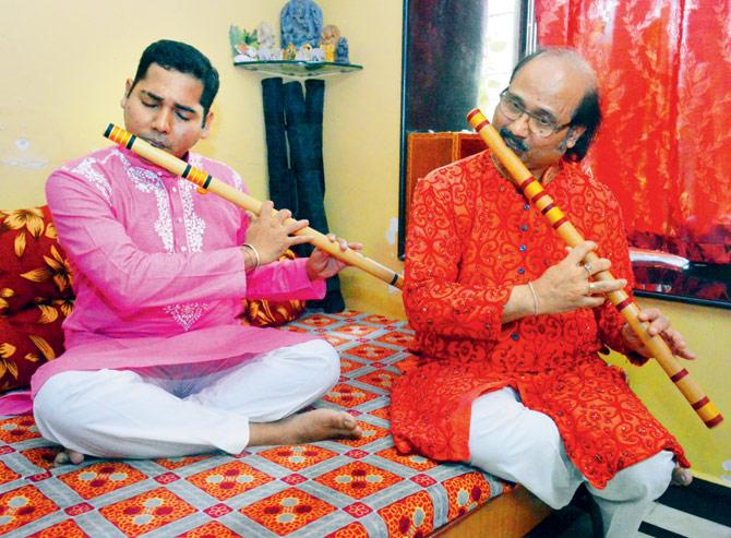 Siddharth Majumdar with his father, award-winning flautist Pandit Ronu Majumdar. Pic/Falguni agrawal
