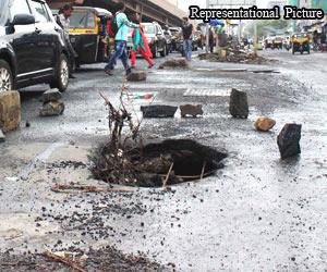 Mumbai: Woman falls into open manhole, alert man's quick action saves her