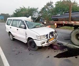 Tragic accident on Mumbai Pune highway kills IT officer returning from raids