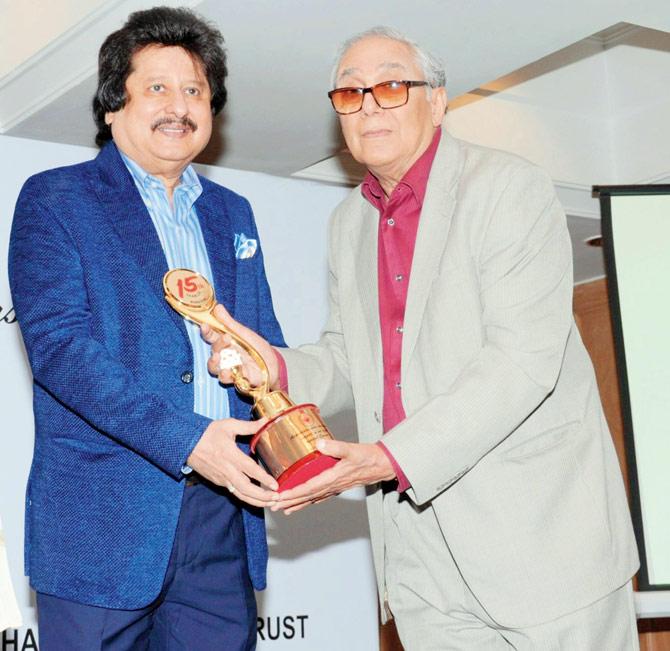 YK Sapru, chairman CPAA, honoured ghazal singer Pankaj Udhas for his contribution in raising funds for cancer at a function in the city.