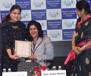 Poonam Mahajan awards Humanitarian Spirit Award to Deepa Malik