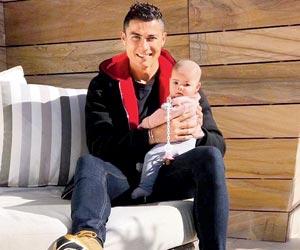 Cristiano Ronaldo enjoys babysitting his daughter Eva, posts Instagram photo