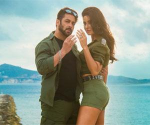 Tiger Zinda Hai: Salman Khan holds Katrina Kaif in this new 'hot' still