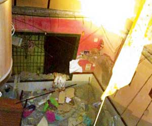 Thane: Senior citizen dies after floor of flat above crushes him