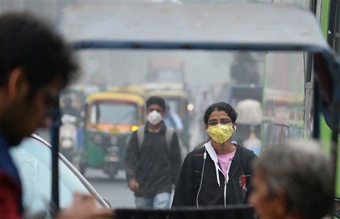 An Indian resident wearing a facemask walks amid heavy smog in New Delhi/ Pics by AFP PHOTO