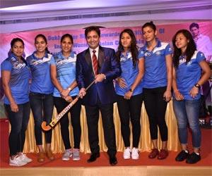 Chak De India - Singer Sukhwinder Singh felicitates Indian Women's Hockey Team