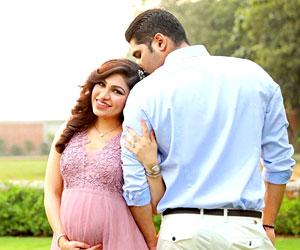 Tulsi Kumar announces pregnancy on Twitter, shares photos flaunting baby bump