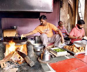 Mumbai food: This is the only stall that serves wood-fired vada pav in the city
