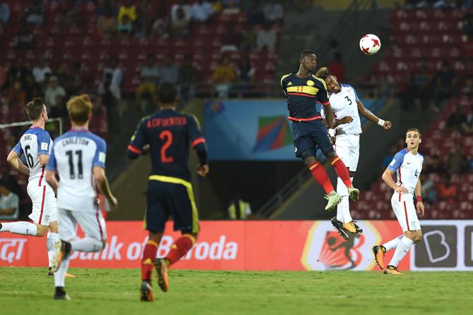 Juan Penaloza (C) of Colombia and Chris Gloster (2nd R) of USA vie for a ball during the group stage football match between USA and Colombia in the FIFA U-17 World Cup at the D.Y.Patil stadium in Navi Mumbai on October 12, 2017. Pic/AFP
