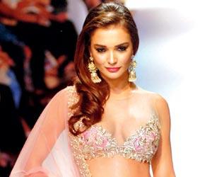 Amy Jackson starts learning Hindi for better Bollywood offers