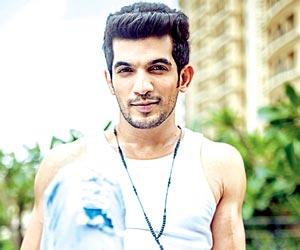 Arjun Bijlani meets with an accident, gets hit on the head by crane