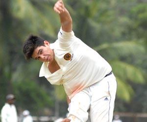 Arjun Tendulkar bowls to Indian cricket team in the nets