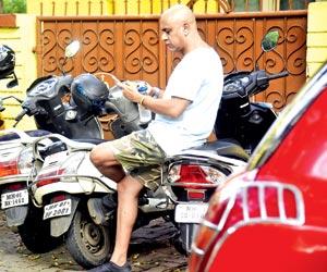 Baba Sehgal spotted in public after a hiatus