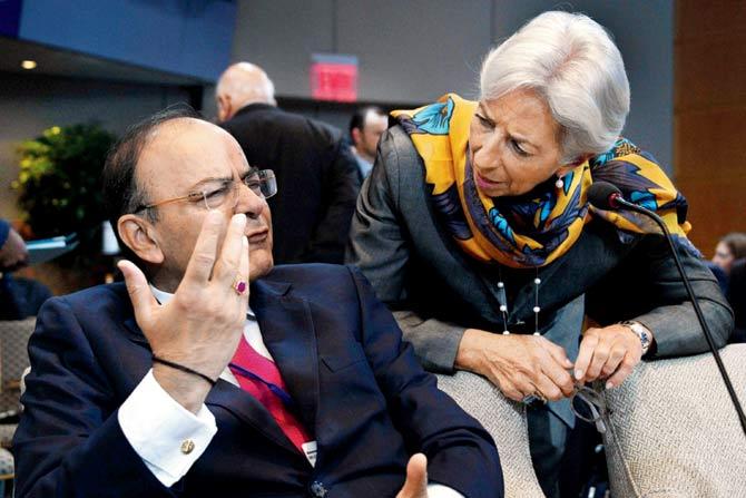 FM Arun Jaitley (l) talks with IMF Managing Director Christine Lagarde in Washington DC. Pic/AFP