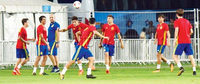Spanish players go through their drills yesterday ahead of their semi-final clash against Mali at Navi Mumbai today. Pic/Suresh Karkera