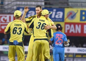 Australia beat India in second T20I by 8 wickets to level series 1-1