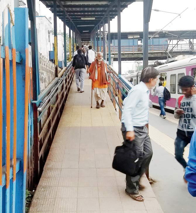 The lone foot overbridge at Dahisar station