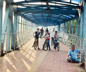 10 crore worth Dharavi-Mahim skywalk becomes a hangout spot for kids and seniors