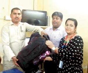 Auto driver spends hours looking for couple who left bag with 3 laptops, iPhone