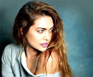 Esha Gupta trolled for 'skin show', hits back at haters with an epic response