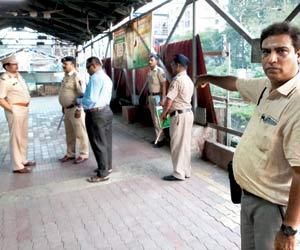Mumbai: Railway cops extort passengers by demanding fines for flimsy reasons