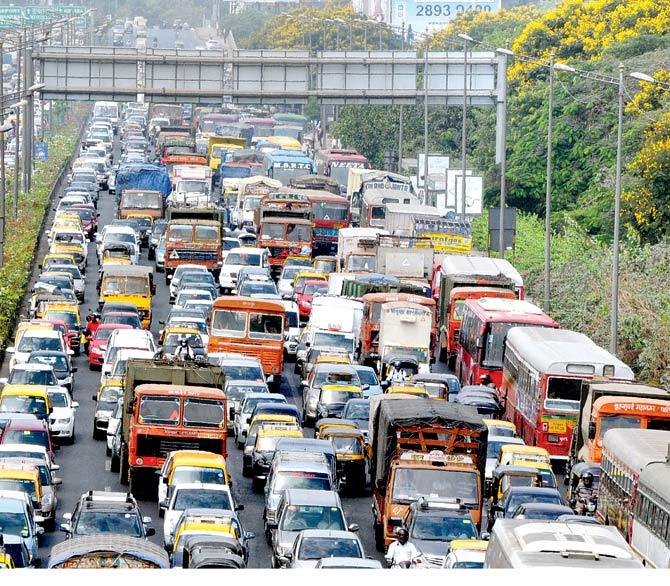 Once the project is complete, it will solve the traffic woes of nearly 80,000 vehicles that use the Andheri-Ghatkopar Link Road, connecting the eastern and western suburbs. File pic
