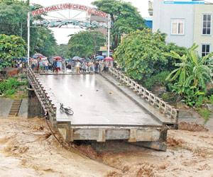 Floods and landslides grip Vietnam, kill 43