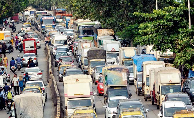 Motorists currently have to navigate heavy traffic on the congested Tulsi Pipe Road to go from Mahim to the Western Express Highway. File pic