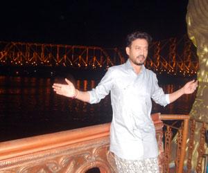Irrfan Khan takes a romantic boat ride in Hooghly, misses Parvathy