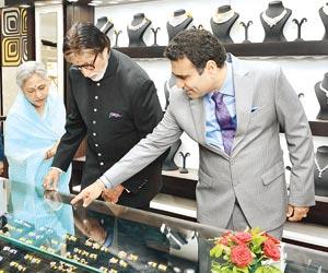 Looks like Amitabh and Jaya Bachchan are in the mood for some sparkler shopping