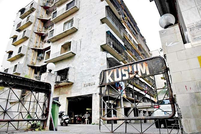 The robbery took place at the residence of Arun Menkundale at Kusum Society in Vashi