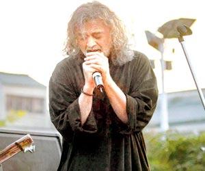 Lucky Ali spotted after a hiatus, looks unrecognisable in long hair